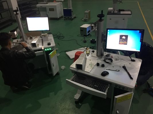 سیستم کنترل سیپکات 30W دستگاه علامت گذاری لیزر فیبر تقسیم شده برای حکاکی جواهرات فلزی